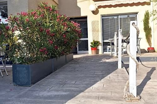 Фото Hôtel Les Mimosas