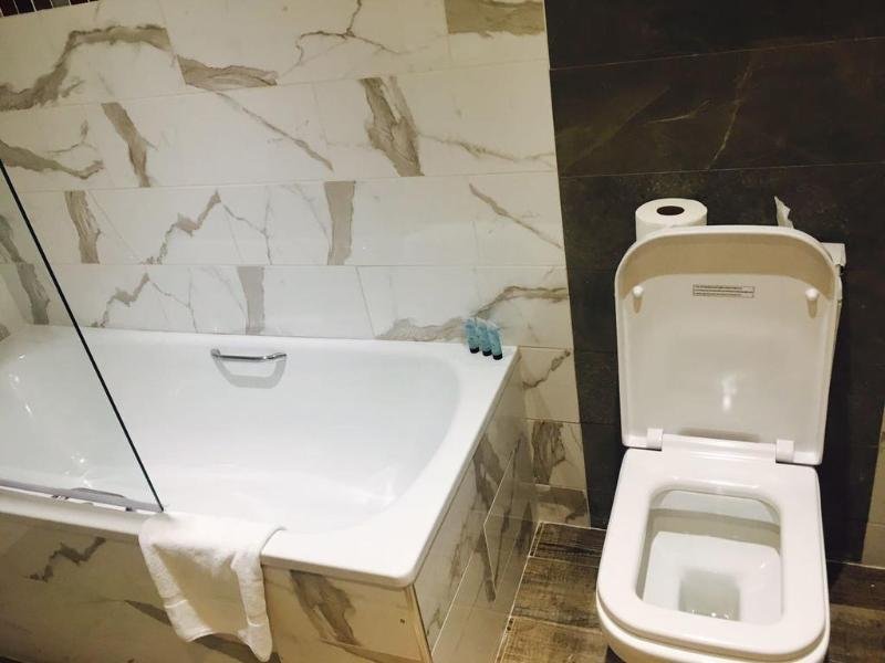 Фото Cheshire Hotel Central London