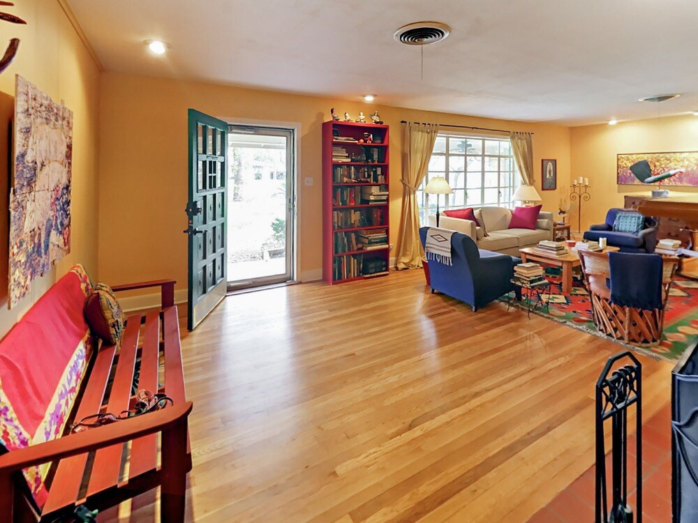 Фото Light-Filled Charmer - 2 Br Home