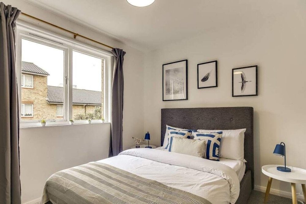 Фото Lovely 4 Bed House w Garden, 1 Stop to Waterloo