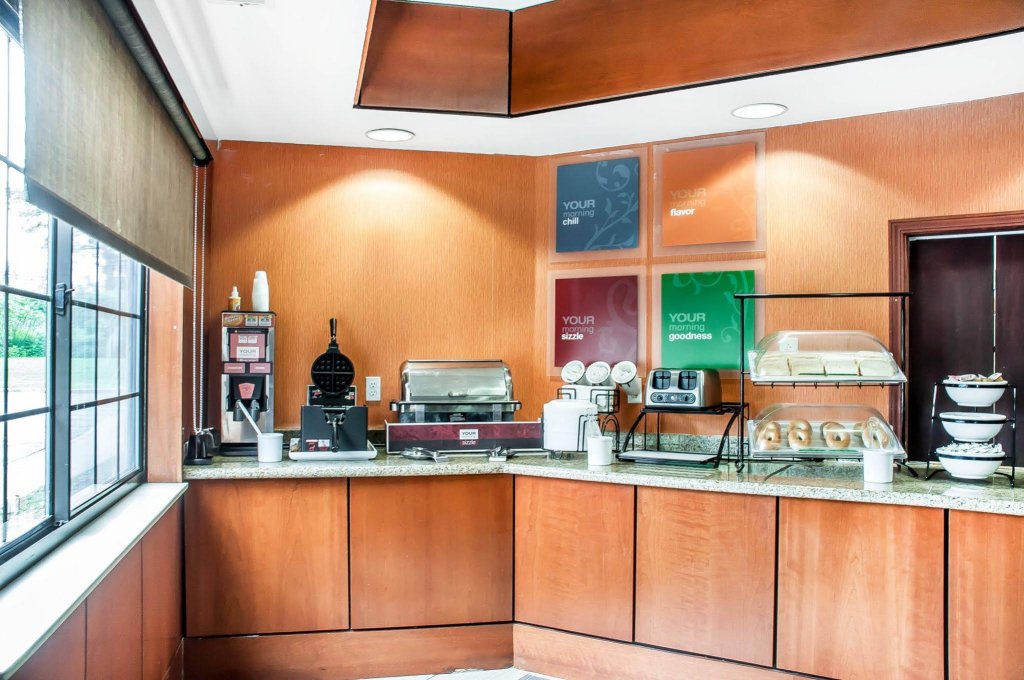 Фото Comfort Inn And Suites Hamburg