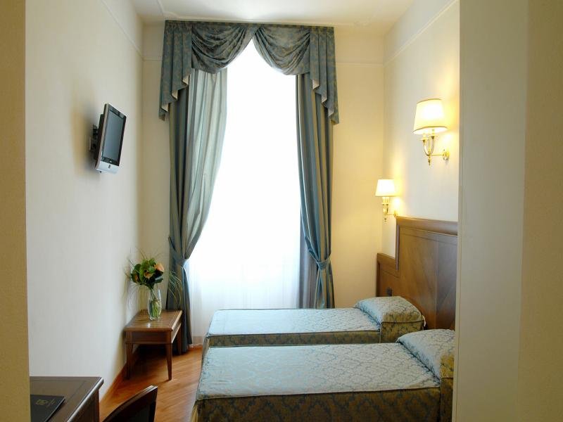 Фото Hotel Embassy