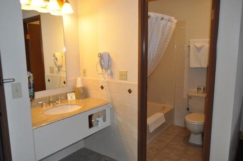 Фото Yellowstone Village Inn and Suites