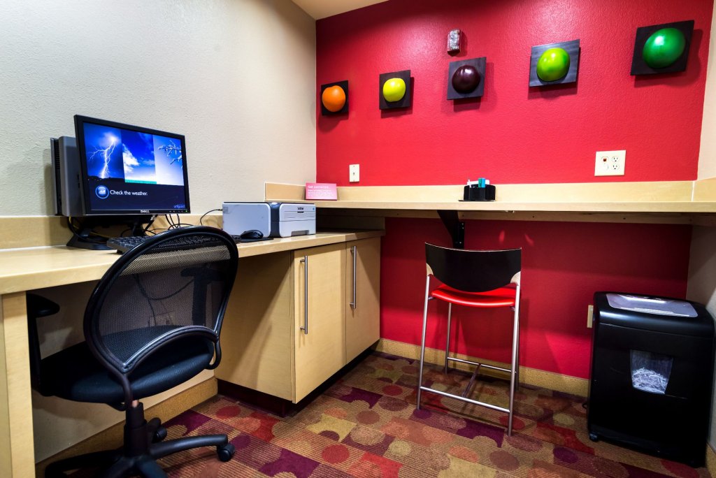 Фото HomeTowne Studios & Suites by Red Roof Columbia