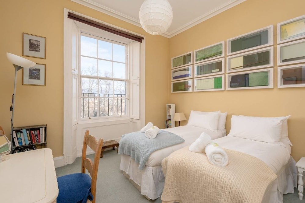 Фото Bright and Spacious 4-bedroom Apart in Stockbridge