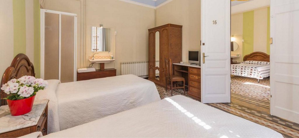 Фото Hostal Girona