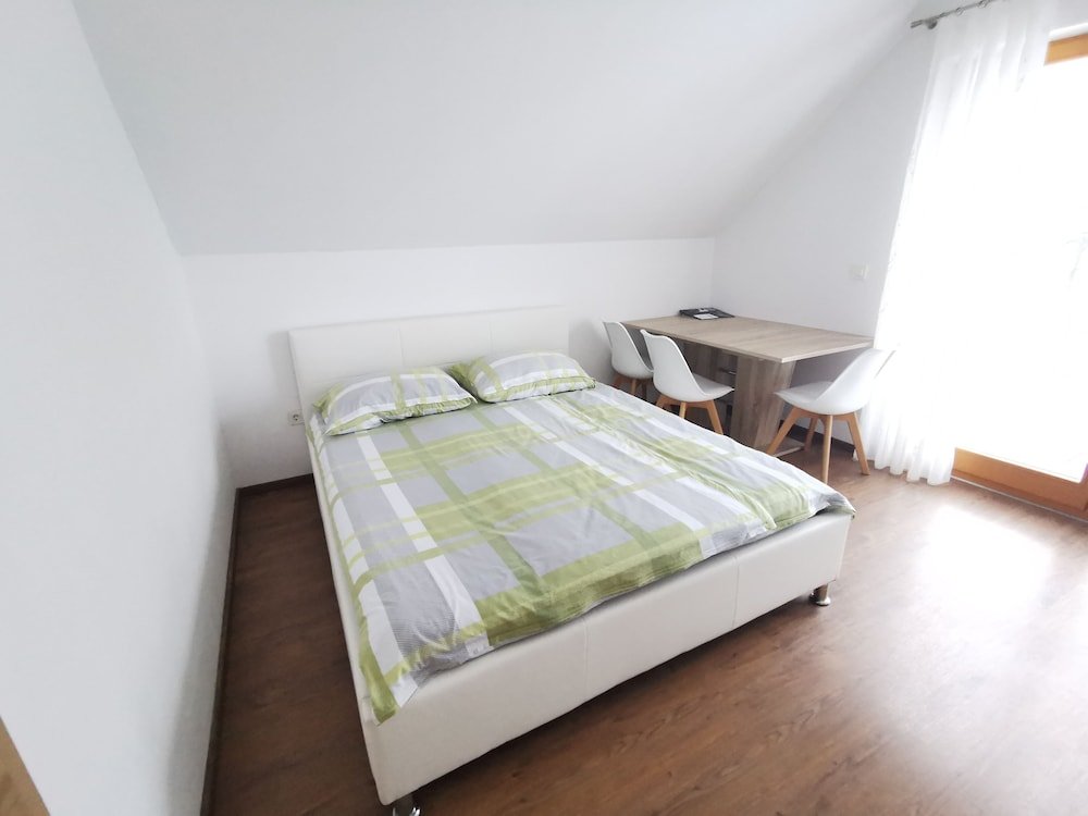 Фото Domovoj Apartments and Rooms