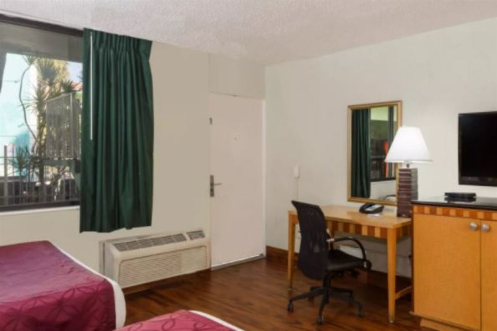 Фото Travelodge by Wyndham Fort Lauderdale Beach