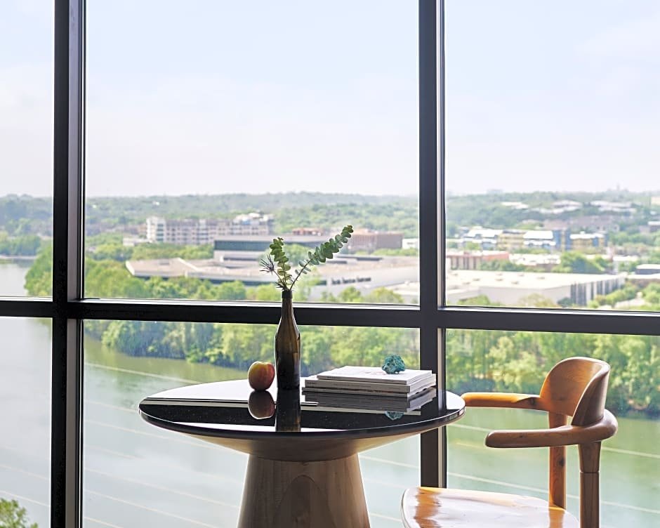 Фото The Line Austin