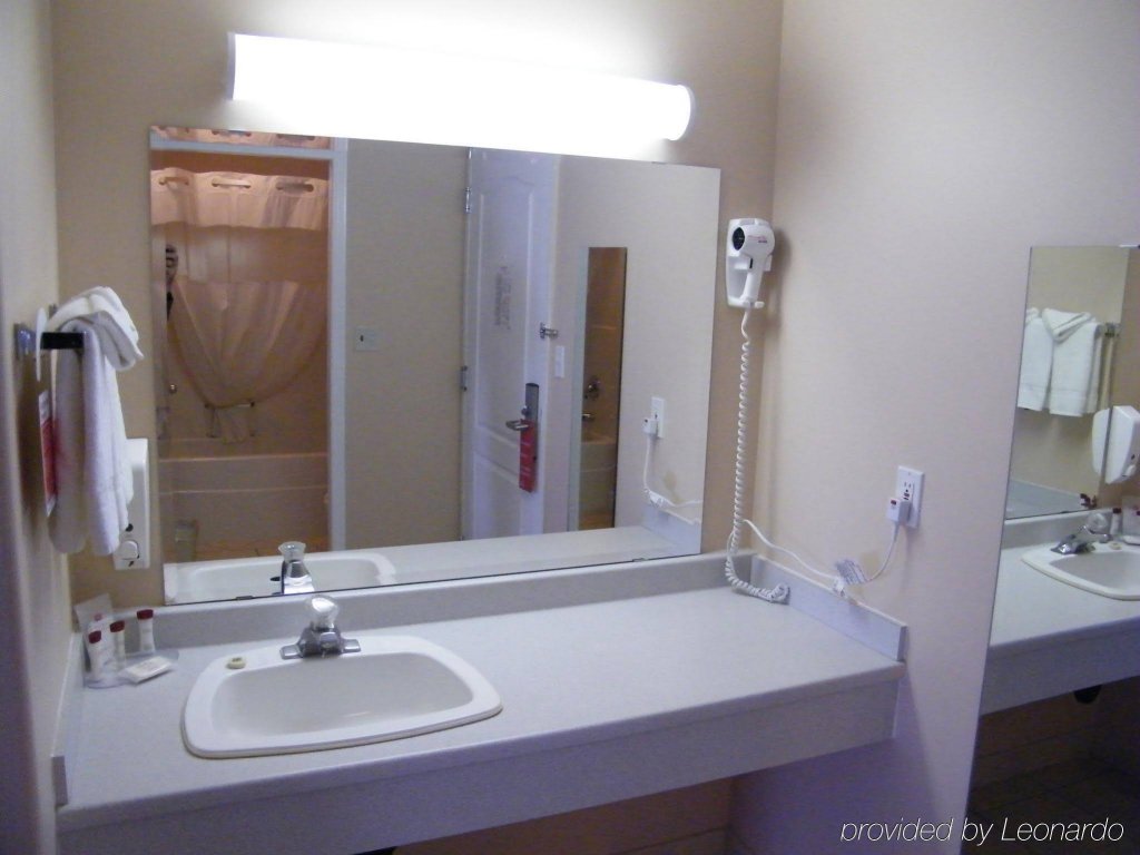 Фото Ramada Limited 100 Mile House