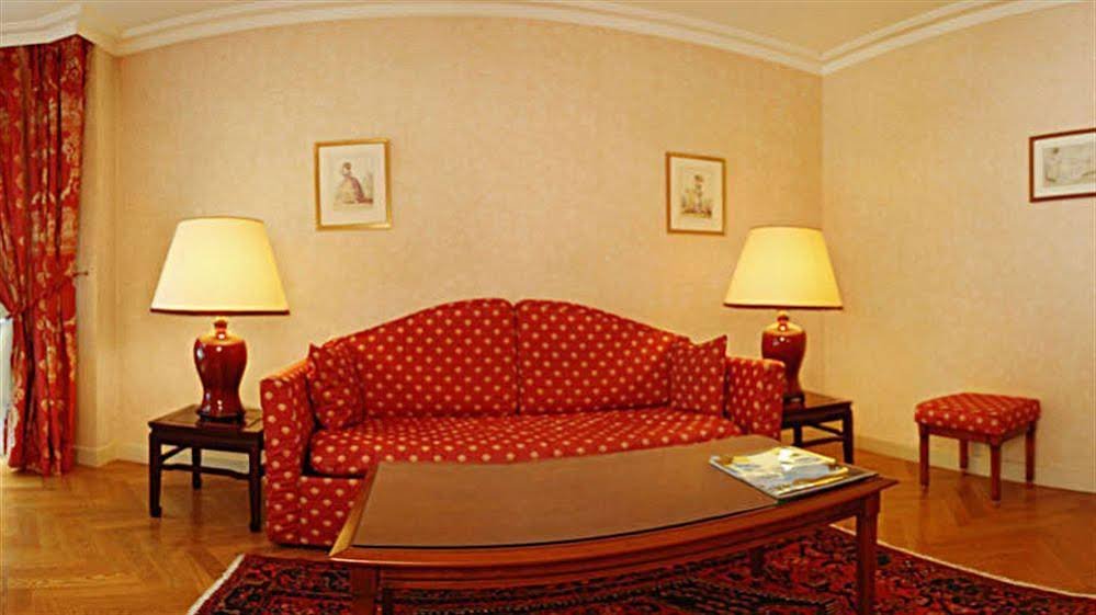 Фото Warwick Reine Astrid Lyon