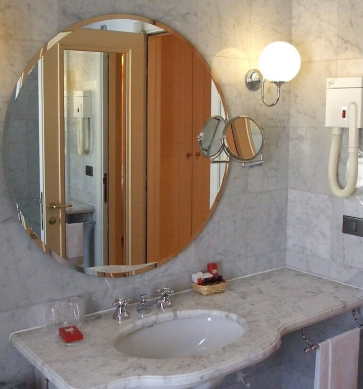 Фото Racetrack Road Hotel