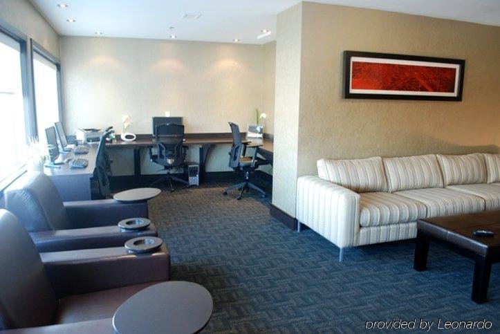 Фото Sandman Signature Toronto Airport Hotel