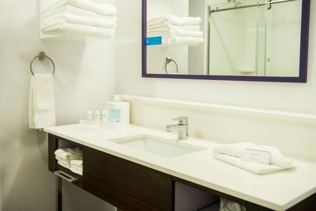 Фото Hampton Inn & Suites by Hilton Warrington Horsham