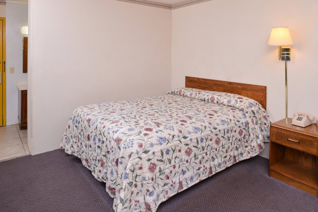 Фото Red Carpet Inn North East