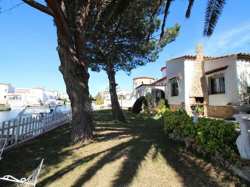 Жильё посуточно Majestic Holiday Home In Empuriabrava With Private Swimming Pool Garden And Mooring в Эмпуриабраве