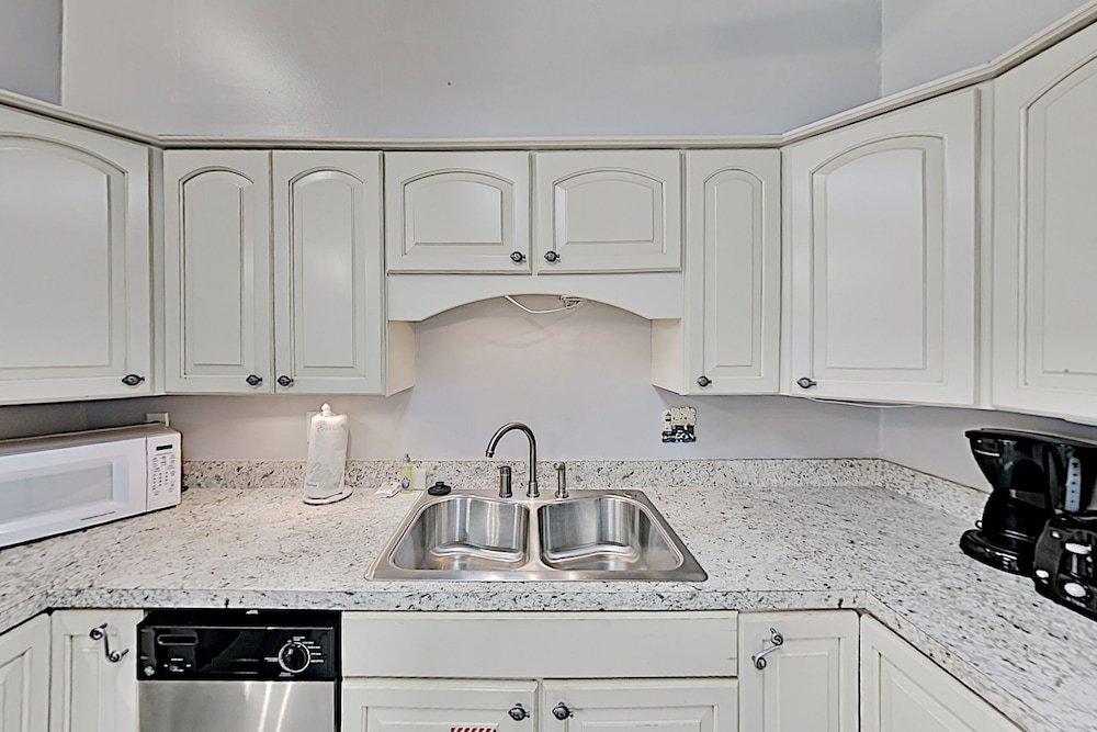 Фото Newly Remodeled W Pool - Steps To Beach! 2 Bedroom Condo