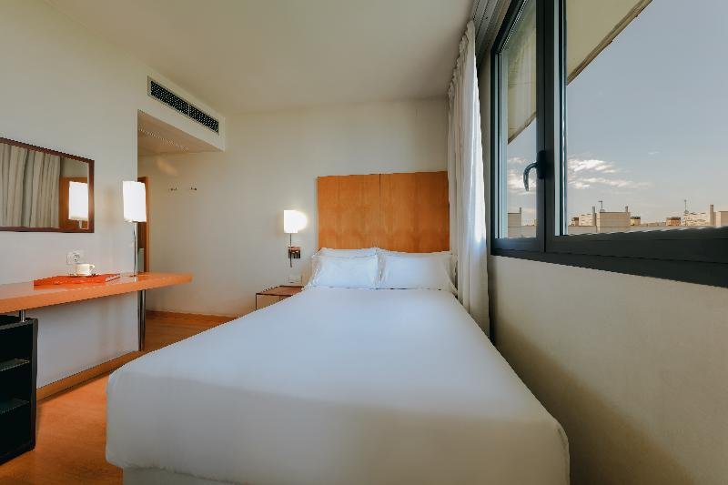 Фото Hotel Nh Hesperia Barcelona del Mar