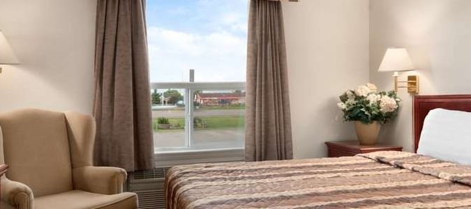 Фото Travelodge by Wyndham Stony Plain