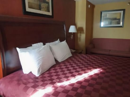 Фото Ramada by Wyndham East Orange