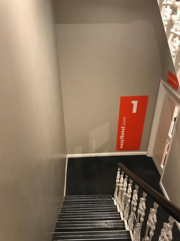 Фото EasyHotel London South Kensington