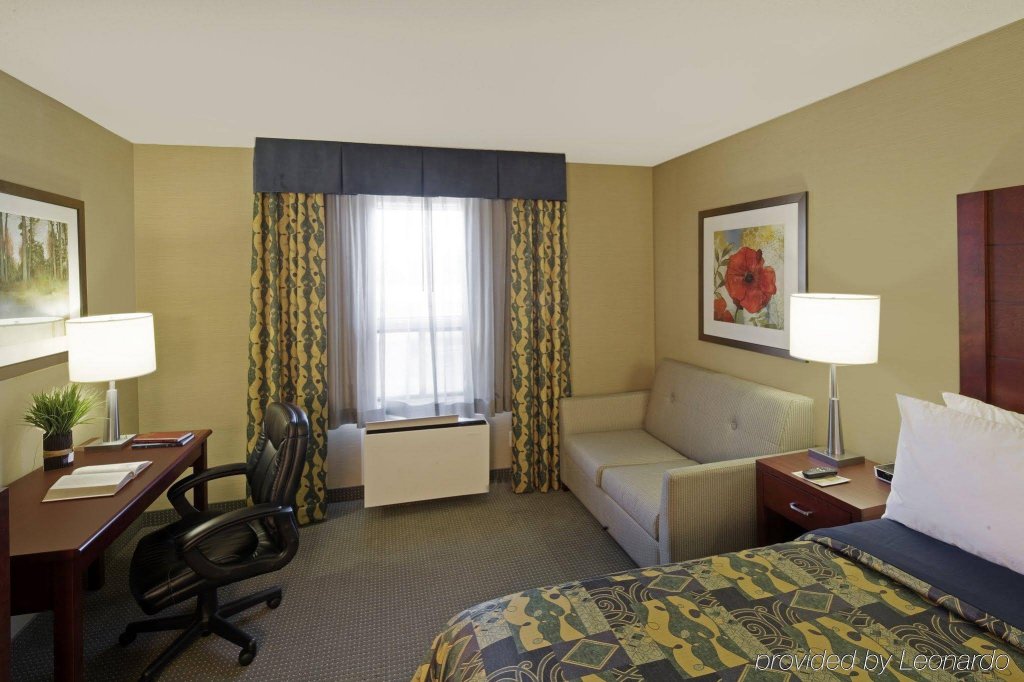 Фото Travelodge by Wyndham Oshawa Whitby