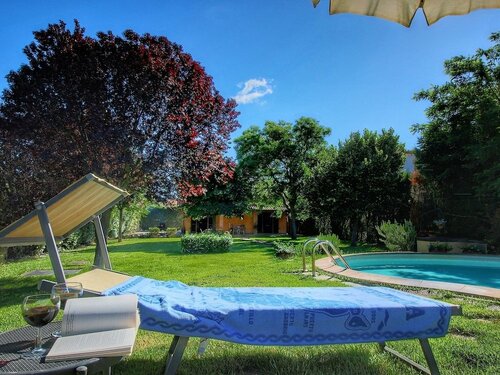 Гостиница Farmhouse With 2 Apartments, Swimming Pool, Between Montepulciano and Trasimeno