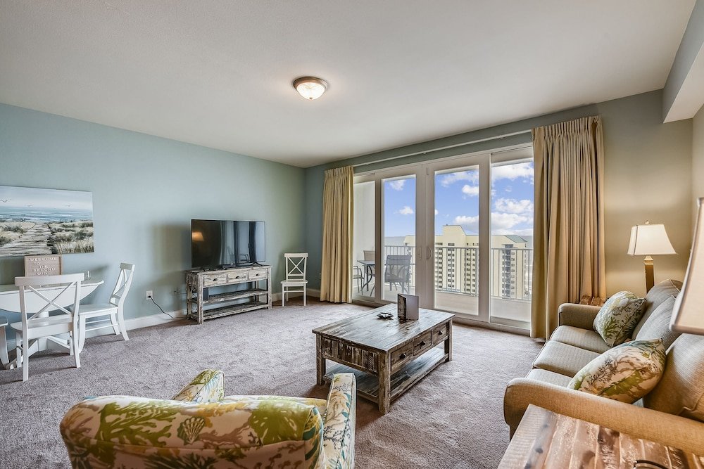 Фото Laketown Wharf by Book That Condo