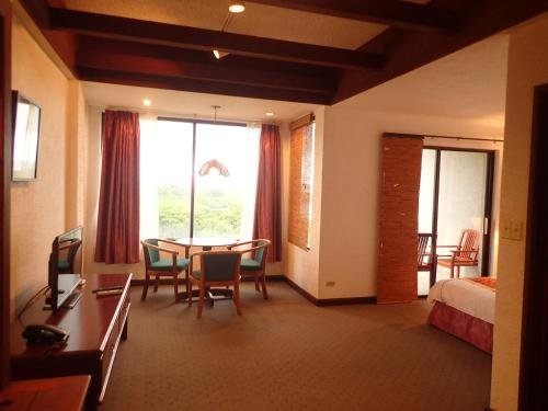 Фото Cliffside View Hotel