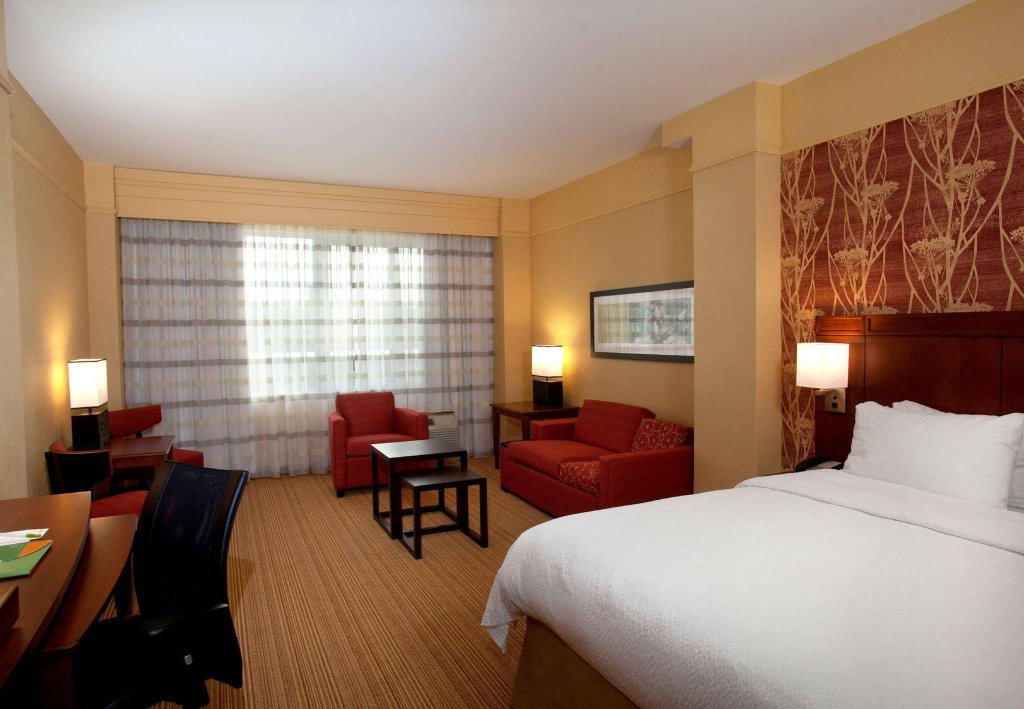 Фото Courtyard by Marriott Lincoln Downtown