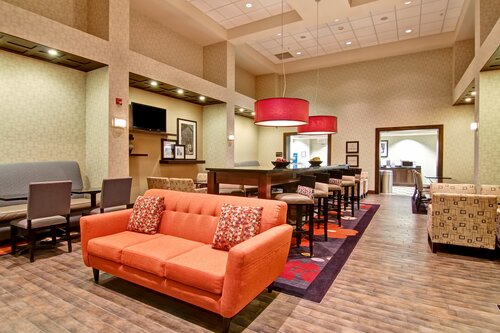 Гостиница Hampton Inn & x26; Suites by Hilton Red Deer