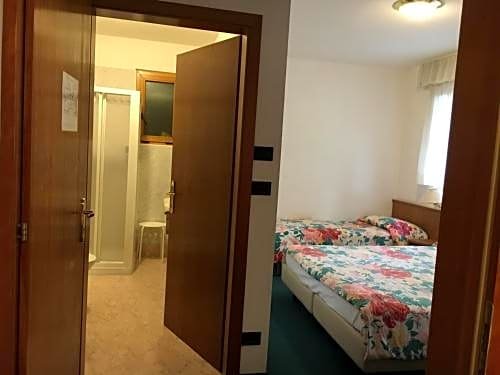 Фото Hotel Garni Enrosadira