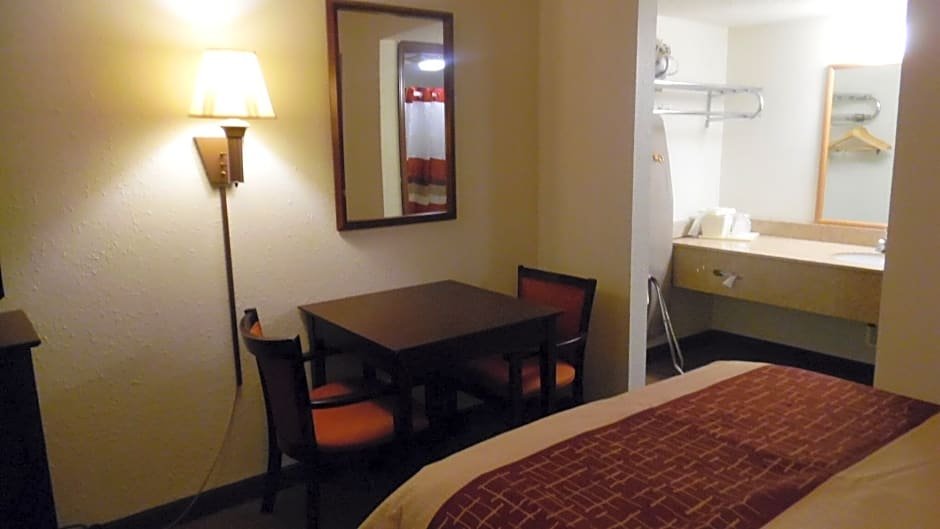 Фото Red Roof Inn & Suites Oklahoma City Southwest