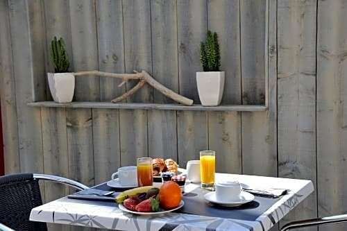 Фото Hôtel Les Mimosas