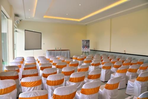 Фото Hotel Sadhana Executive