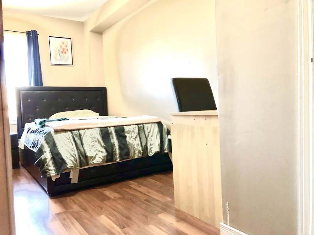 Фото Room around York University Subway