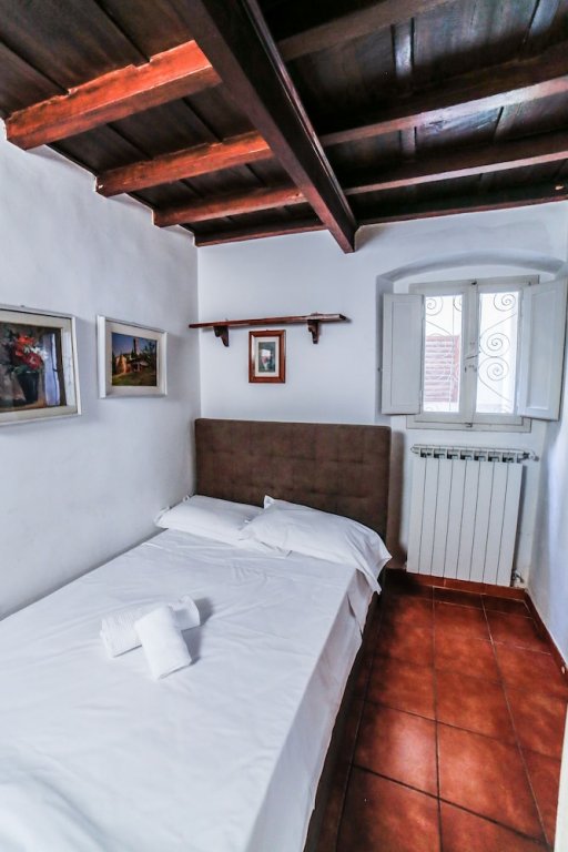 Фото Traditional apt Close to The Duomo - private yard!