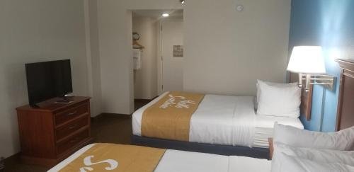 Фото Days Inn & Suites by Wyndham Tallahassee Conf Center I-10