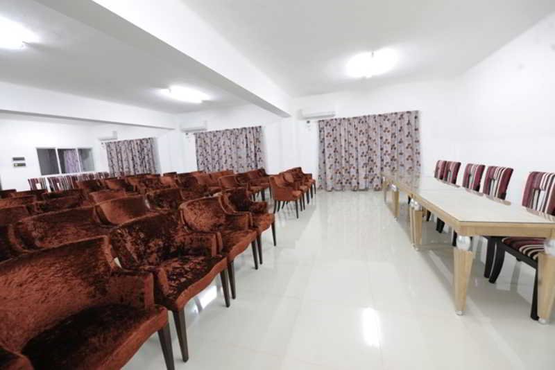 Фото Hotel Ritz Waku-Kungo