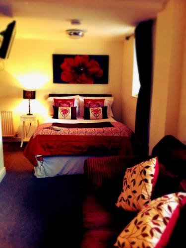 Фото The Lawns Hotel