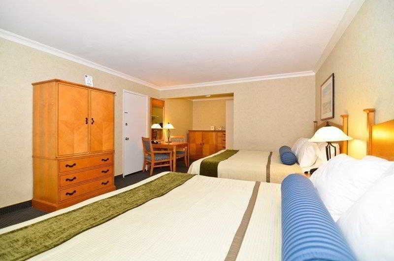 Фото Best Western Plus Palm Court Hotel