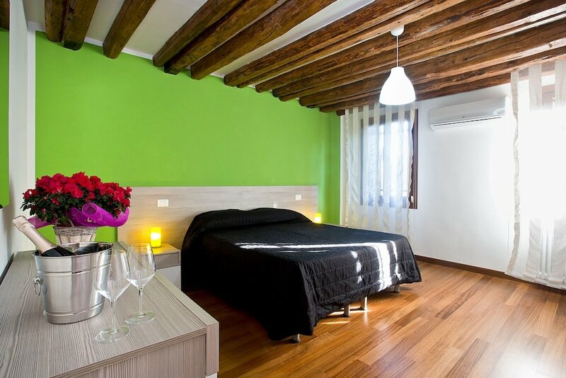 Гостиница Good Wine Apartments в Венеции