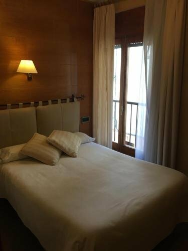 Hotel Hostal La Plaçeta, Catalonia, photo