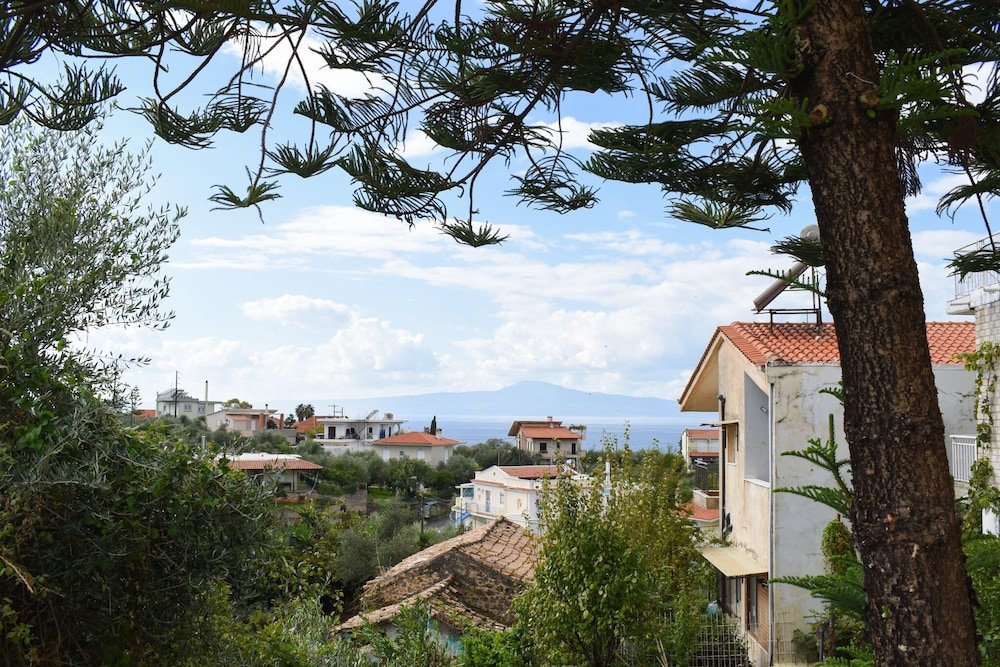 Фото Seaside Family Haven - Avia's Spacious Getaway