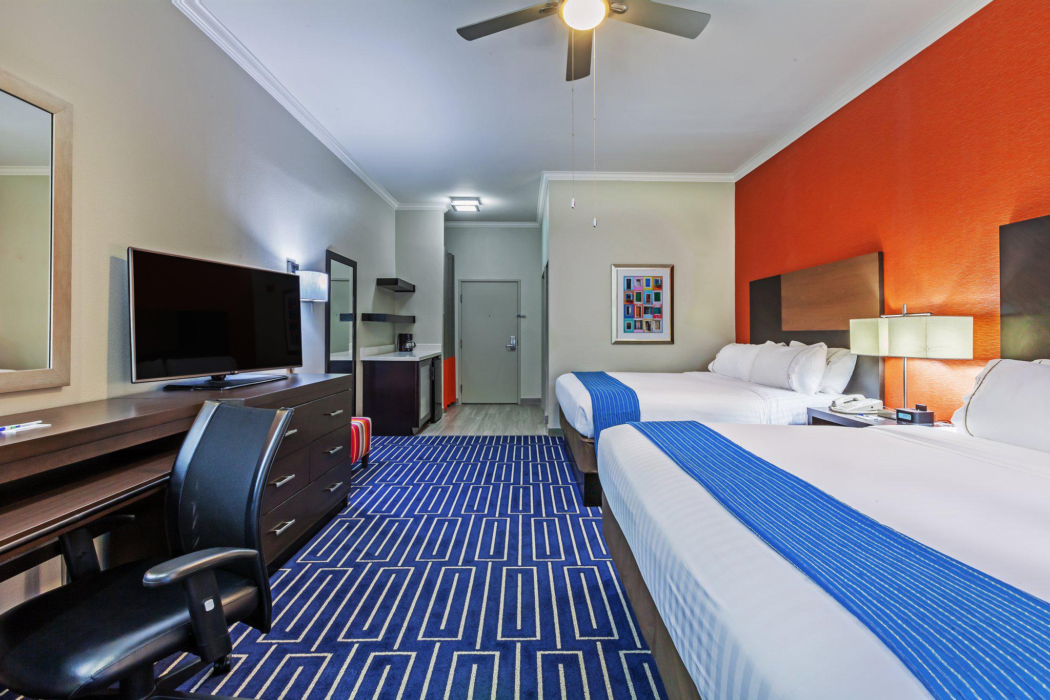 Фото Holiday Inn Express Hotels & Suites East Houston, an Ihg Hotel