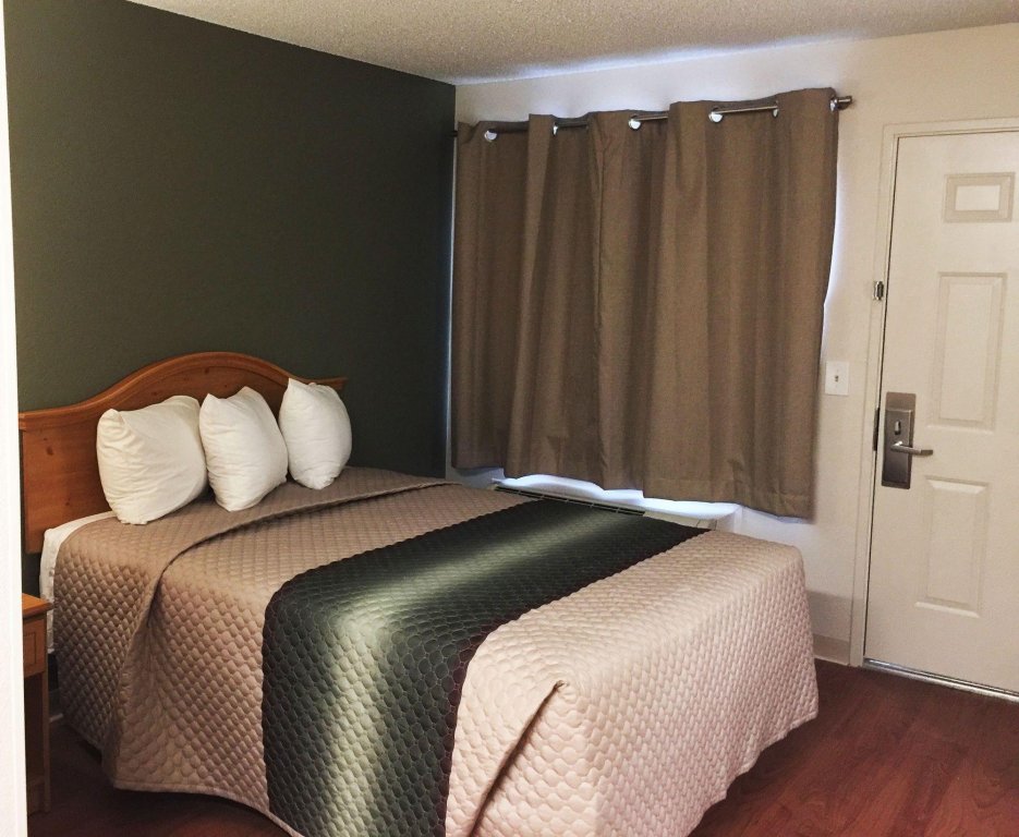 Фото HomeTowne Studios by Red Roof Fort Lauderdale