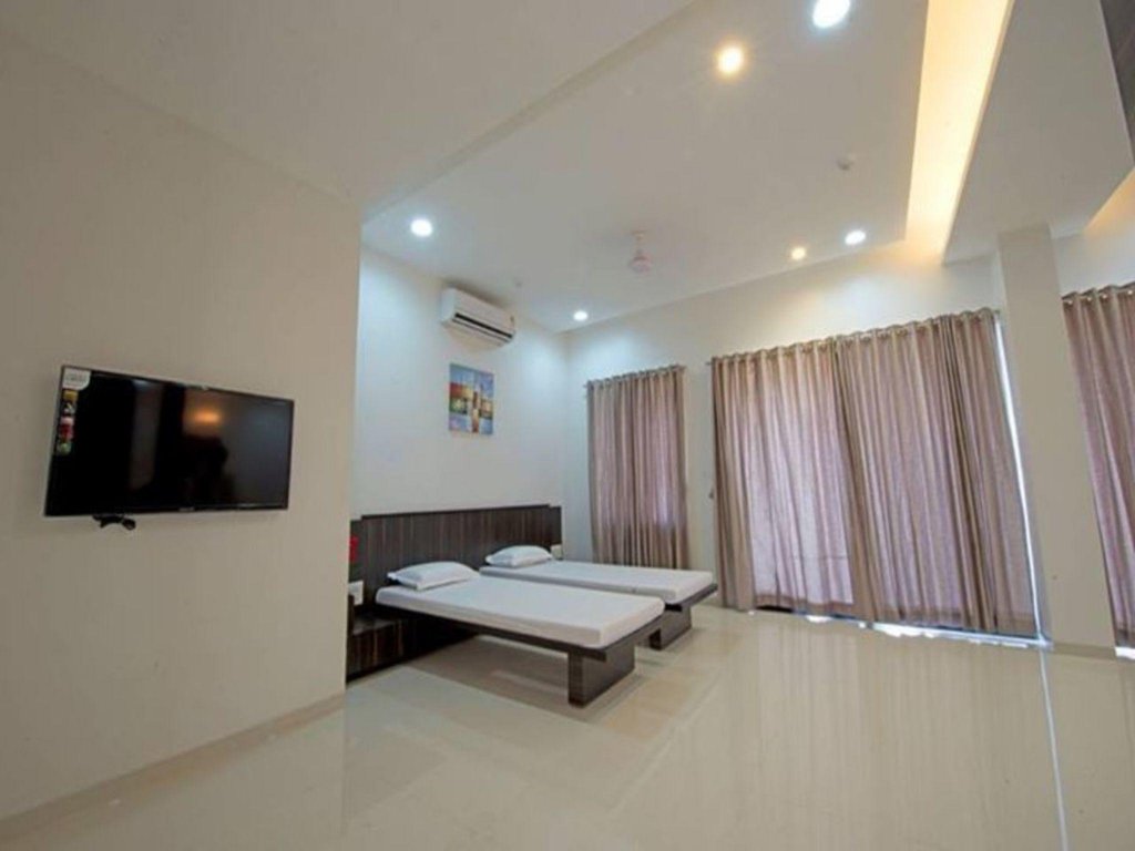 Фото Hotel President Banquet & Lawns