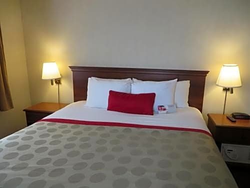 Фото Ramada by Wyndham Hawthorne Lax La Stadium