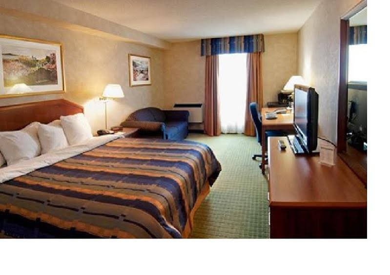 Фото Four Points by Sheraton Toronto Airport East