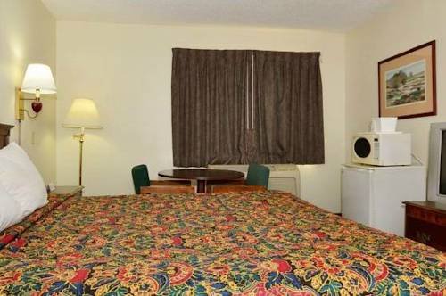 Фото Days Inn by Wyndham Ontario Airport